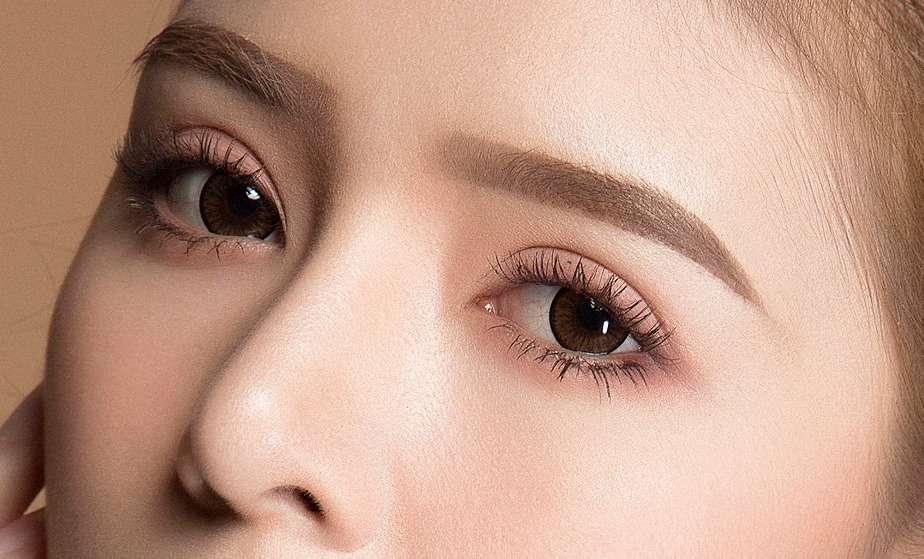Nhấn đuôi mắt là một trong những cách giúp mắt to tròn hơn