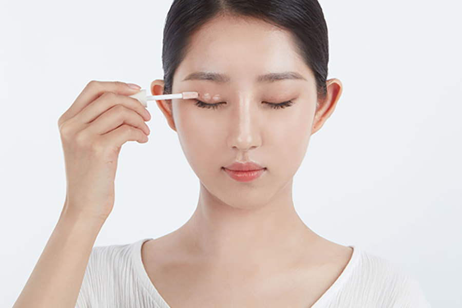 Sử dụng kem lót mắt để phấn mắt giữ lâu hơn và đẹp hơn