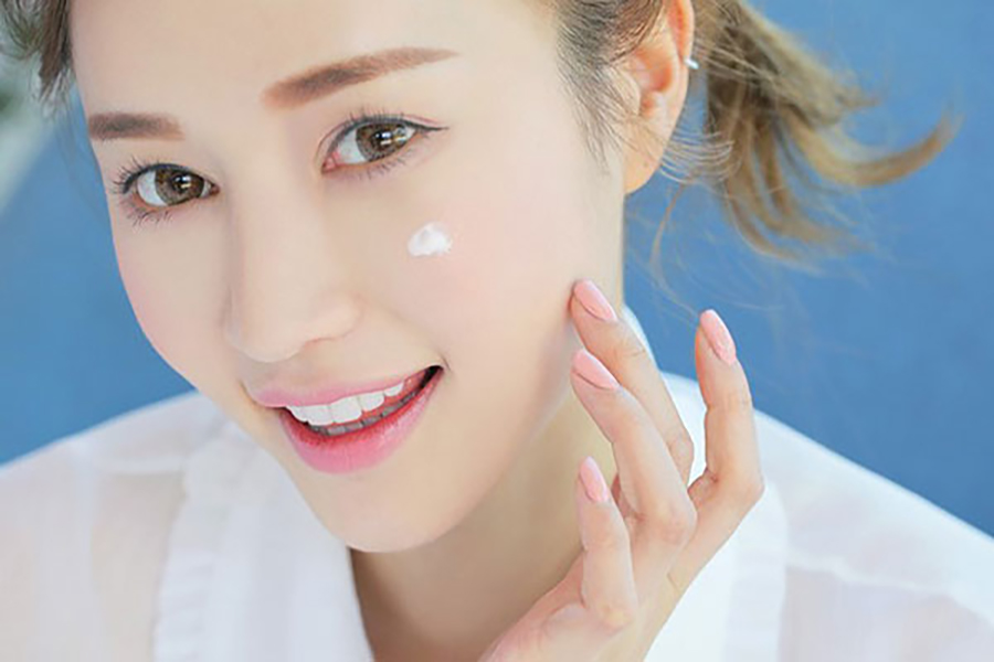 Sử dụng kem dưỡng trước khi makeup để làn da luôn khỏe mạnh