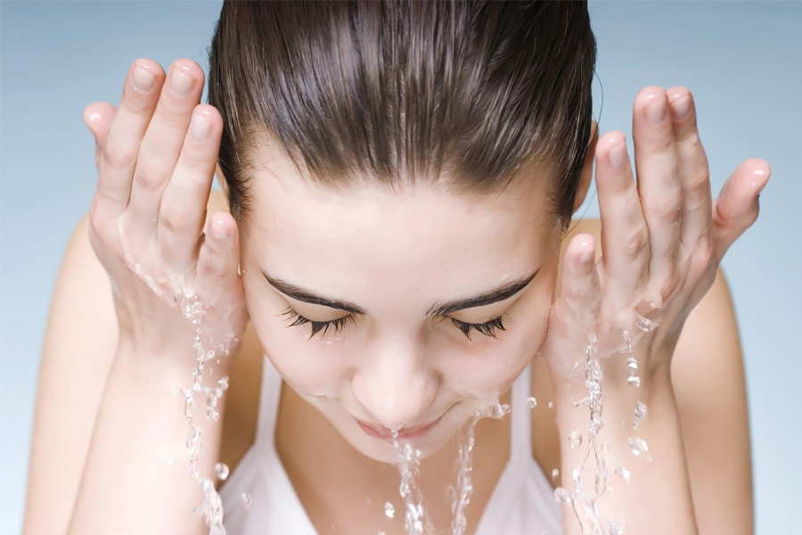 Rửa mặt giúp da bước đầu tiên trong cả quá trình
