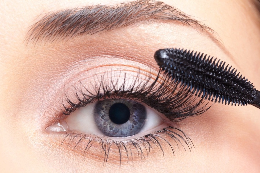 Kẹp mi và chuốt mascara để giúp đôi mắt bạn quyến rũ hơn