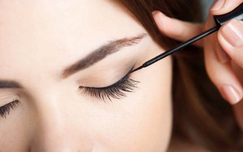 Eyeliner ở dạng gel hay dạng nước đều dễ sử dụng và cho đường kẻ siêu mảnh