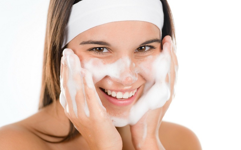 Lựa chọn sữa rửa mặt phù hợp để giúp làm sạch da là bước quan trọng