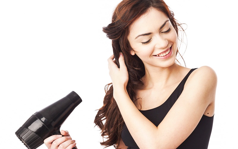 Hạn chế sử dụng máy sấy tóc để giúp giữ màu nhuộm được bền