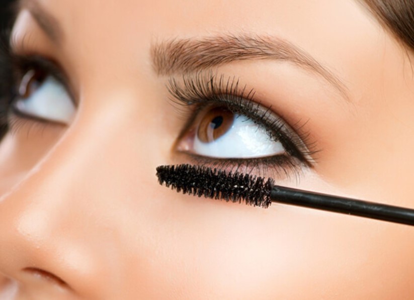 Sử dụng mascara không đúng cách có thể gây vón cục