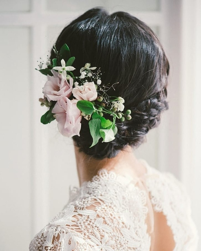 Tóc cô dâu được cài hoa tươi để trang trí thêm cho mái tóc