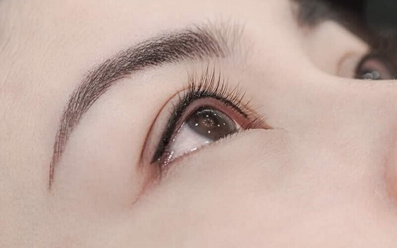 Kẻ eyeliner còn có thể khắc phục được nhược điểm của những cô nàng mi mắt ngắn
