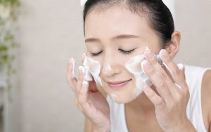Làm sạch da mặt không thể thiếu trong các bước trang điểm cho da dầu