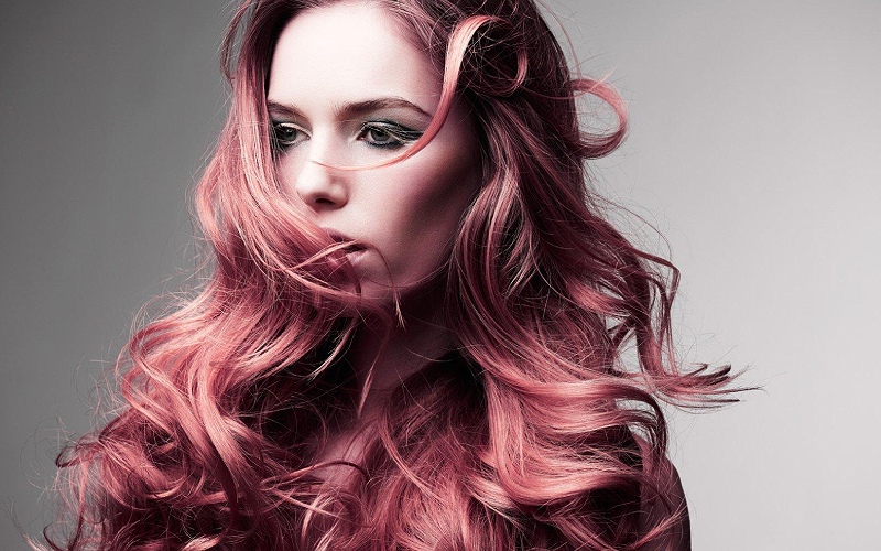 Tóc màu tím đỏ ánh hồng đào thường được các cô gái mạnh mẽ ưa chuộng