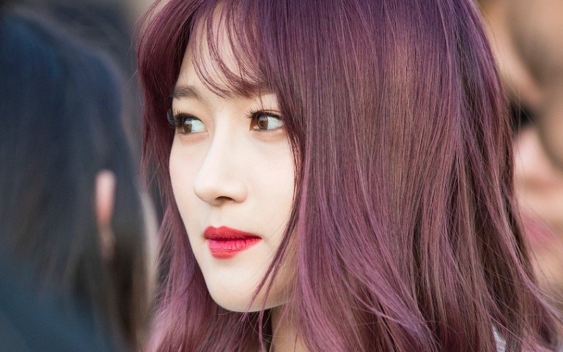 Tóc màu hồng tím berry phối nâu giúp gương mặt rạng ngời hơn