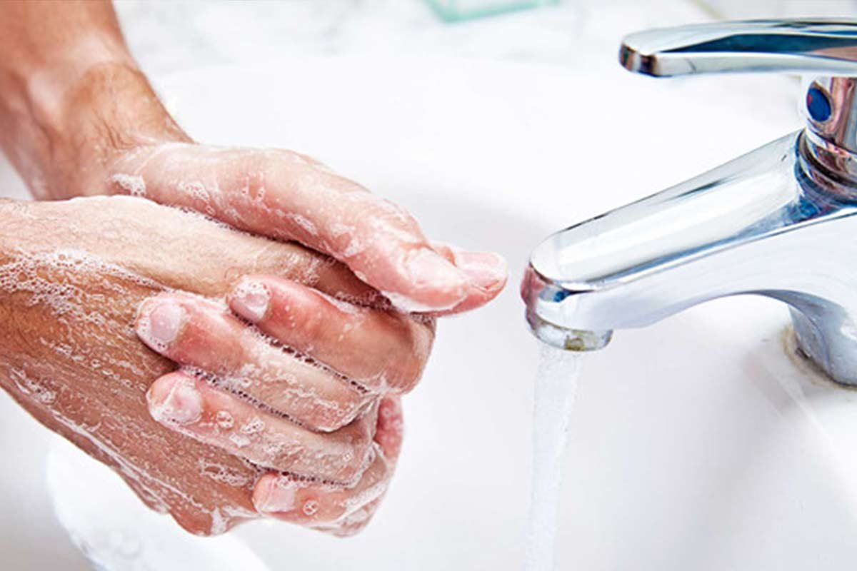 Hãy làm sạch tay trước khi thực hiện bôi thuốc lên vùng da nhạy cảm