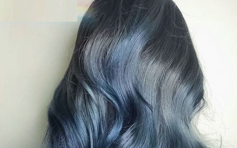 Màu tóc xanh dương pha màu rêu ấn tượng