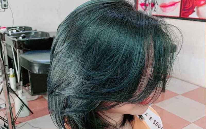 Màu tóc xanh rêu đen pha đúng tỷ lệ màu