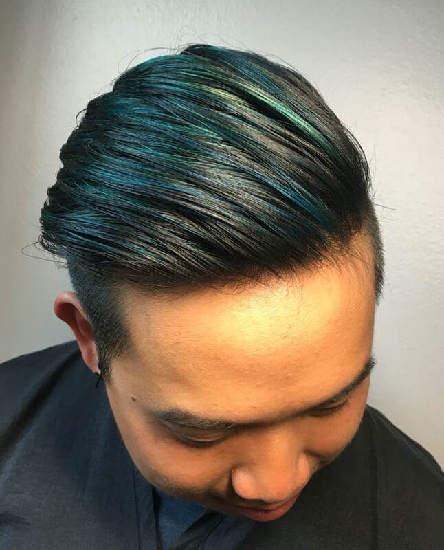 Tông màu xanh rêu khi kết hợp với highlight sẽ giúp cho bộ tóc của bạn thêm phần lấp lánh và thu hút