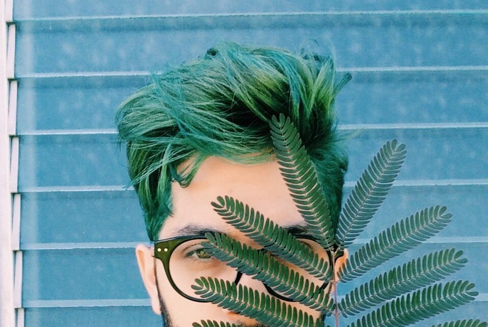 Màu tóc xanh rêu lạnh sẽ giúp cho các chàng trai có một vẻ ngoài thú vị và bắt mắt hơn