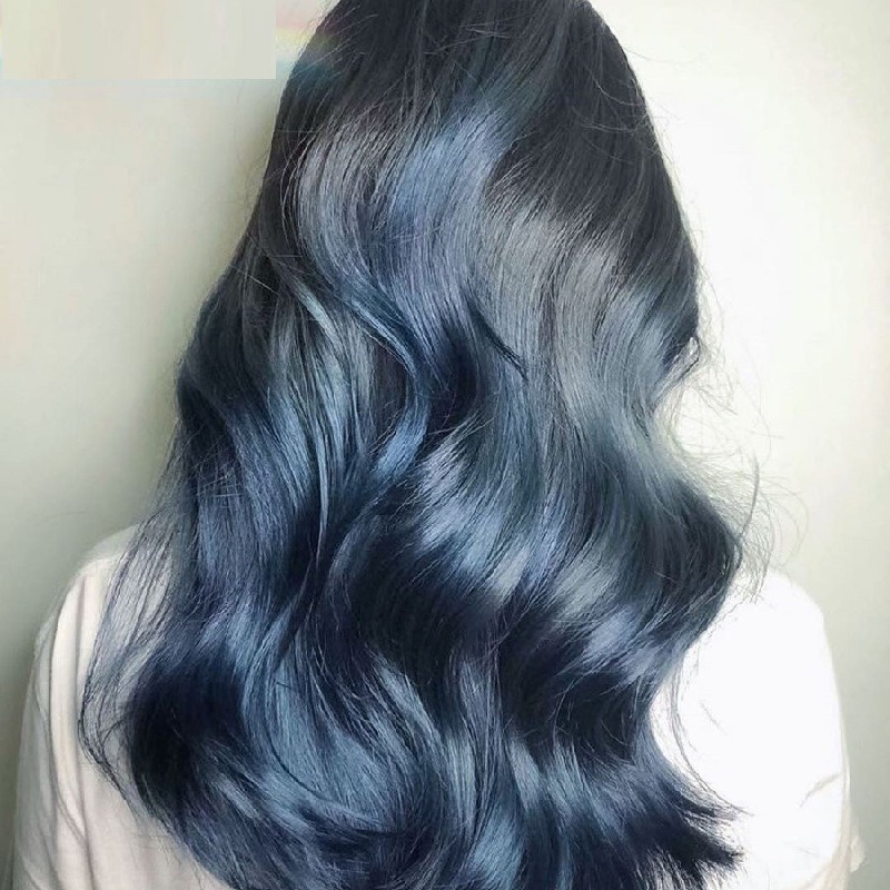 Nhuộm tóc màu xanh đen giúp nàng trở nên độc đáo và cuốn hút hơn rất nhiều