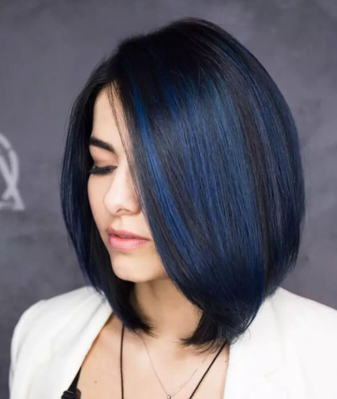 Tóc highlight màu xanh dương mang đến vẻ ngoài độc đáo, ấn tượng cho nàng