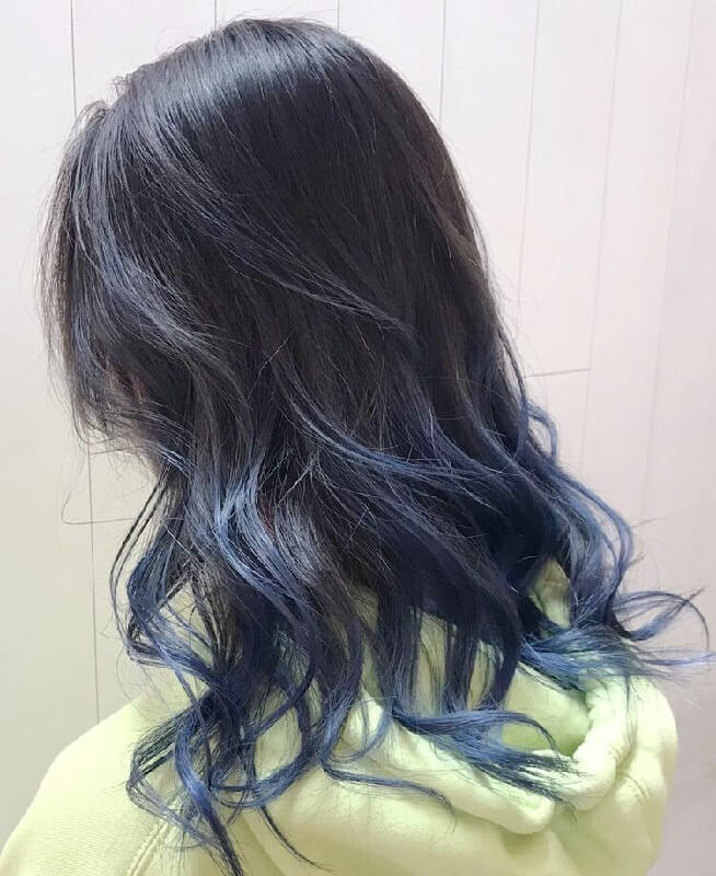 Nhuộm tóc highlight màu xanh dương nguyên thủy vừa độc đáo lại an toàn