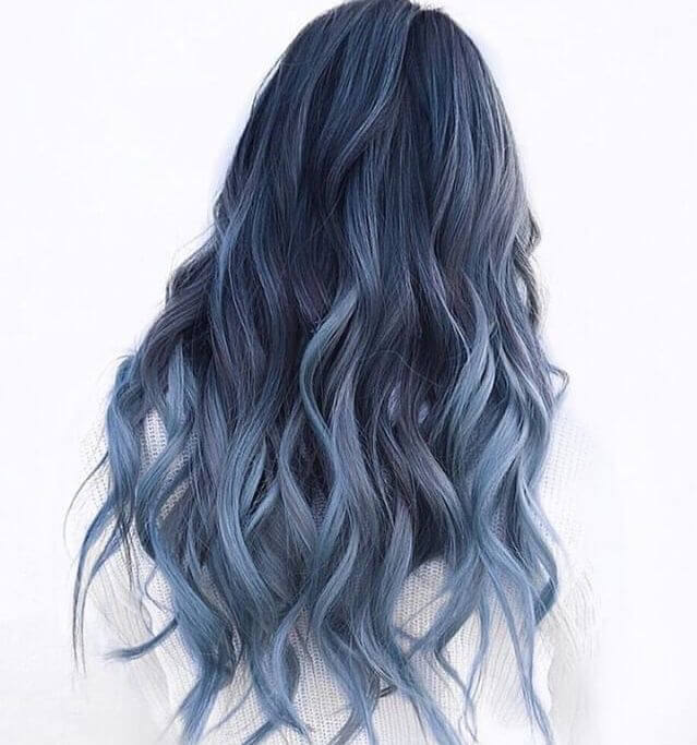 Nhuộm ombre xanh dương sẽ tạo nên điểm nổi bật cho toàn bộ mái tóc