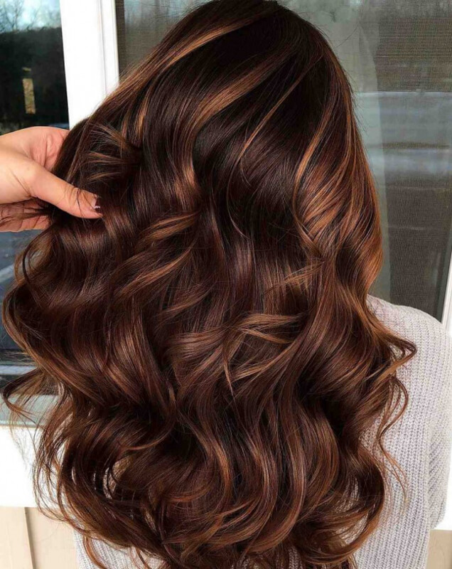 Những lọn tóc highlight sáng trên nền nâu socola giúp mái tóc có chiều sâu hơn