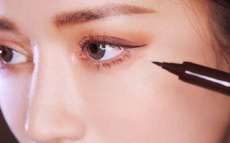 Trong make up tone đỏ, cần trang điểm mắt nhẹ nhàng với màu nâu hoặc beige