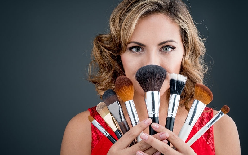 Để trở thành makeup artist, mọi người cần tố chất, thực lực và cả bằng cấp
